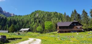 Planinska koča v Grohatu pod Raduho